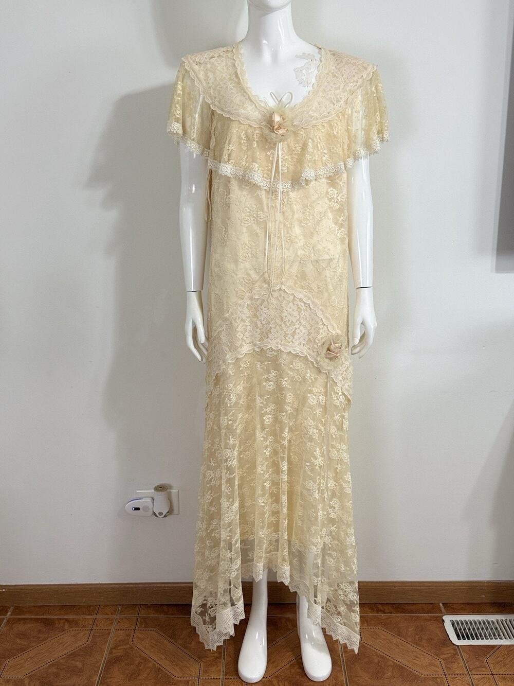Vintage Women’s Victorian Lace Maxi Dress Cream Ruffle Pearl Back Size 14/16